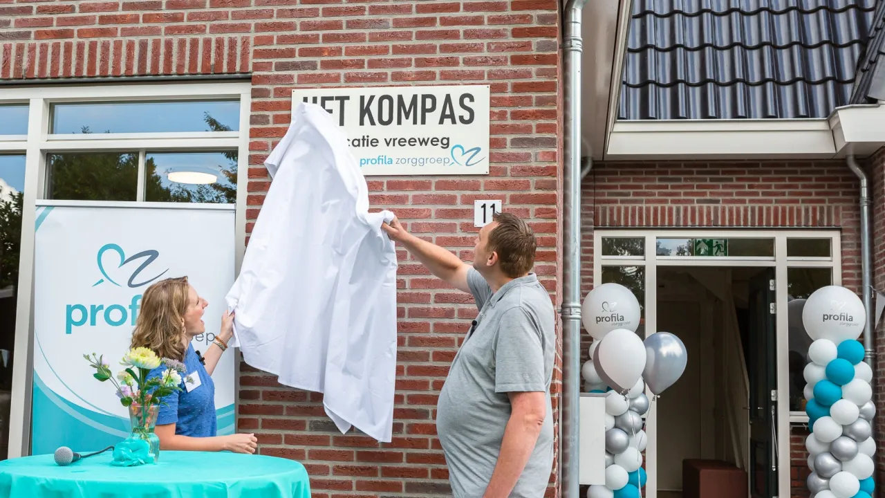Bewoner Jan en teamleider Elise onthullen de naam van de nieuwe woning