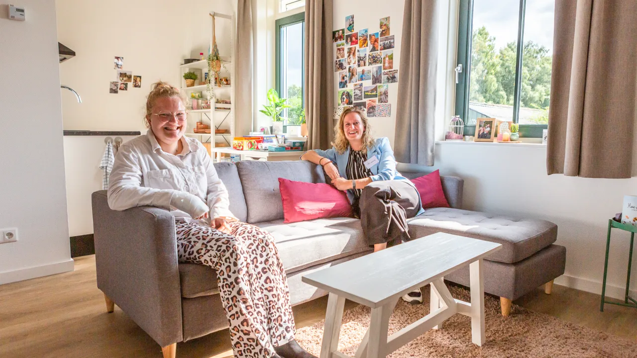 Bewoonster Ellen samen met haar begeleidster in haar studio