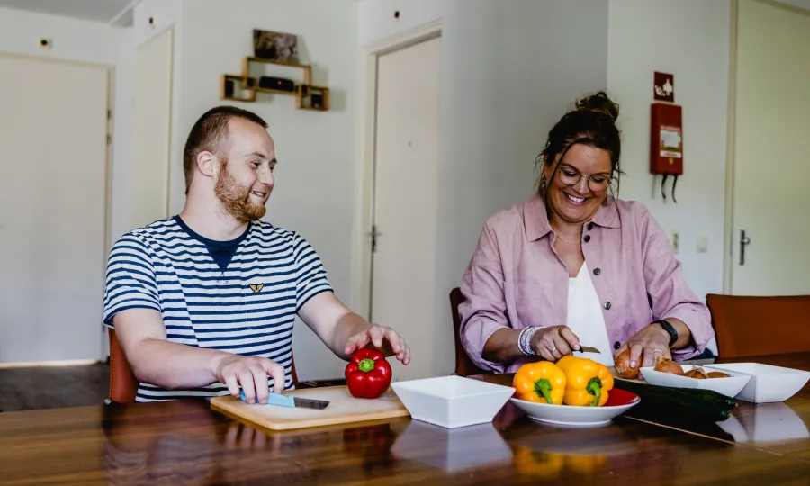 Begeleider en bewoner maken samen eten klaar