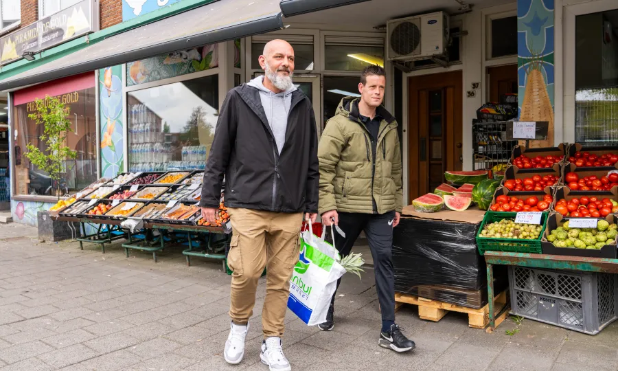 Begeleider en bewoner doen samen boodschappen