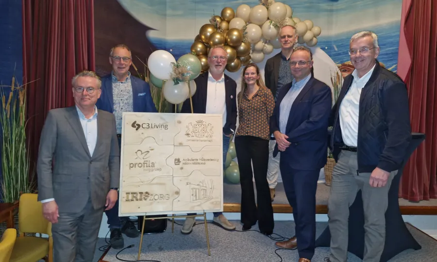 Bestuurders van Profila Zorggroep, Ambulante Hulpverlening Midden Nederland, IrisZorg, C3 Living en wethouder Reckman tijdens de opening