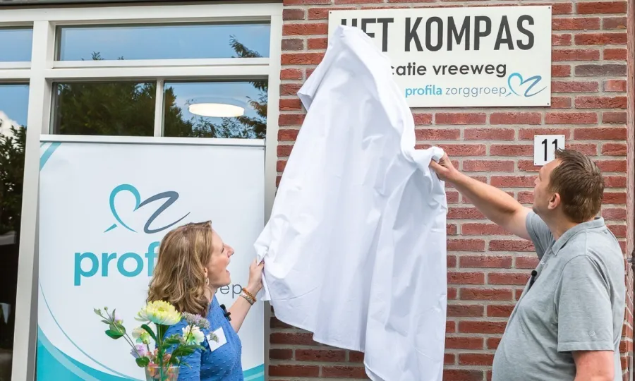 Bewoner Jan Tol en teamleider Elise de Roover onthullen de naam van de nieuwe woning