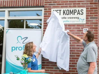 Bewoner Jan Tol en teamleider Elise de Roover onthullen de naam van de nieuwe woning