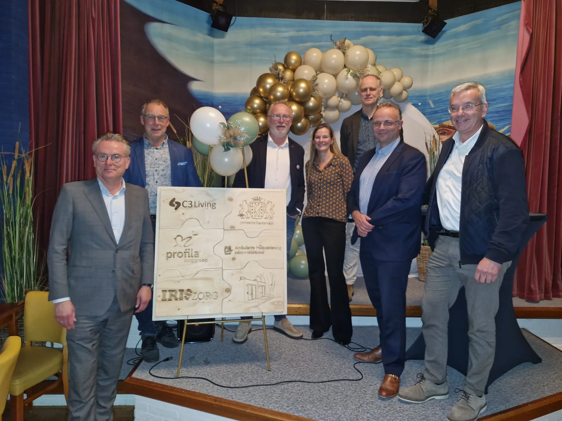 Bestuurders van Profila Zorggroep, Ambulante Hulpverlening Midden Nederland, IrisZorg, C3 Living en wethouder Reckman tijdens de opening